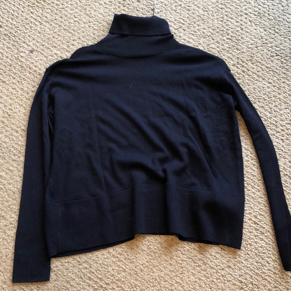 Everlane square turtleneck in navy blue size small